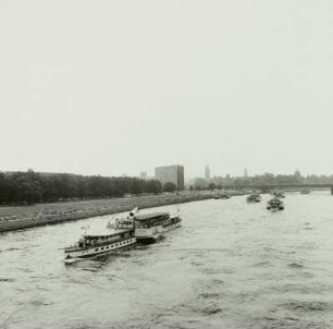 Seitenraddampfer (vorn: "Dresden") zwischen Dr.-Rudolf-Friedrichs-Brücke und Brücke der Einheit auf Fahrt stromauf