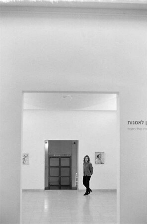 Innenansicht des Mishkan Museum of Art (Mishkan LeOmanut) mit der Leiterin Galia Bar Or, En Charod