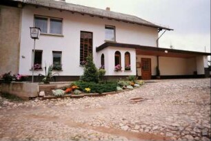 Gaststätte "Zum Teufelsgraben", umgebauter Bauernhof; Hofpflaster