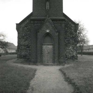 Bischdorf. Dorfkirche (1301/1400, Turm 1895). Ansicht von Südwesten über den Dorfanger