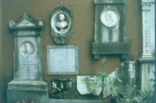 Rom. Friedhof Campo Santo Teutonico. Grabplatten und Denkmäler an der Friedhofsmauer