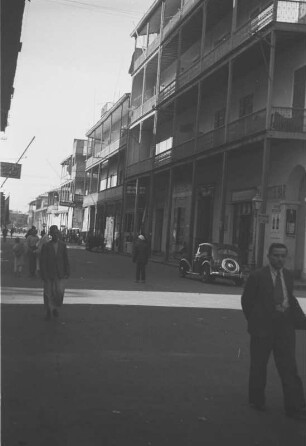 Geschäftsstraße in Port Said : Blick auf eine Straße mit Geschäften, Passanten und Automobilen in Port Said