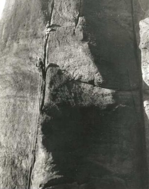Sächsische Schweiz. Schrammsteine, Dreifingerturm. Seilschaft G, Junghans u. G. Walpert in den Ostrissen (am Rostweg). (VIIIb)