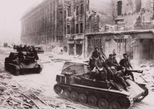 2. Weltkrieg, sowjetische Panzer in den Straßen Berlins