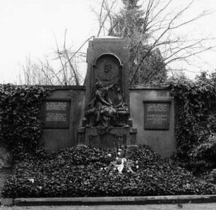Albrecht Ohly; Darmstadt, Alter Darmstädter Friedhof III Mauer 77