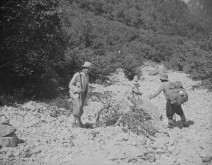 Der Geograph Martin Schwind mit seinem Täger und Bergführer (Japan-Aufenthalt 1934-1939)