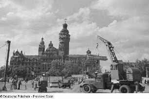 Baufahrzeug vor dem Neuen Rathaus
