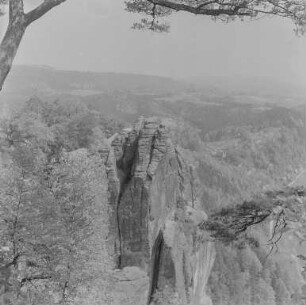 Bastei : Sächsische Schweiz, Rathener Gebiet. Neurathen, Steinschleuder gegen Honigsteinmassiv und Brand. Blick von der Bastei nach Osten