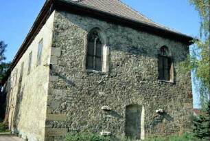 Gebäude des ehemaligen Klosterhofs; Giebelseite mit Spitzbogenfenstern und Maßwerk