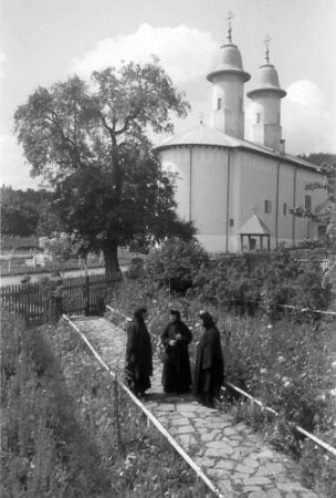 keine Beschreibung [Varatec: Klosterkirche, Vordergrund Nonnen im Garten]