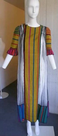 Bunt gestreiftes Kleid mit weißen Plisséeeinsätzen
