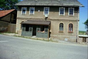 ehemaliges Gasthaus mit laubenartigem Vorbau