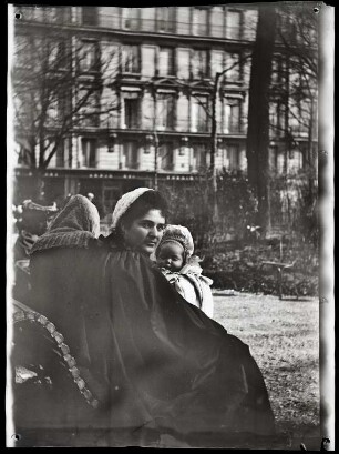Paris. Jardin de l'Av. du Bois (heute Av. Foch). Frau mit Kind auf einer Bank