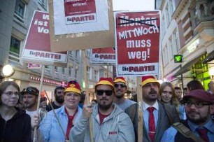 10.000 Menschen haben heute in Hamburg gegen Fremdenhass und rechte Hetze demonstriert. Anlass war die Kundgebung eines "Merkel muss weg"-Bündnisses am Gänsemarkt mit unter 200 Teilnehmern. Anmelder der Rechten war Kiezgröße Thomas "Togger" Gardlo, früherer Leibwächter von Ronald Schill und Trainer der "Identitären Bewegung". Hier: friedliche Gegendemonstranten am Rand des Platzes