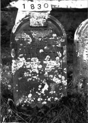 Grabstein 1830 (Index: 100096489) Maße HxBxT: 125x63x13 cm Symbolik: Krone, Schild: Grabstein 1830