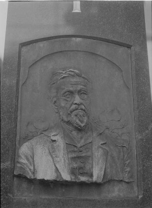 Grabmal für Alois Pravoslav Trojan : Amort, Vilém: Grabmal für Alois Pravoslav Trojan (1815-1893). Detail: Reliefbildnis. Diorit, Metallguss (?). Prag-Vyšehrad, Friedhof Vyšehrad
