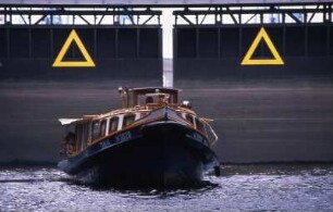 Rundfahrtboot im Hafen : Ein Rundfahrtboot fährt durch den Hafen. Aufgenommen in Hamburg, ca. 1990