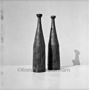 Juscha und Siegfried Schneider-Döring: Kunstkeramiker: Werke: zwei Flaschen: vor weißem Hintergrund