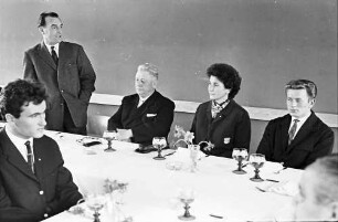 Freiburg: Regierungspräsidium; Empfang der erfolgreichen Skiläufer des Schwarzwaldes; Dr. F. Stober (Schwarzwald Skiverband) spricht