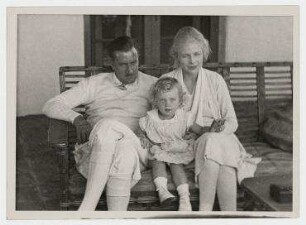 Die Schauspielerin Ann Harding mit ihrem Mann Harry Bannister und ihrer Tochter Jane in ihrem Haus in Hollywood. von links: Harry Bannister, Jane und Ann Harding