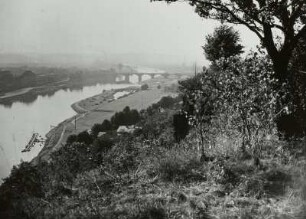 Pirna, Blick auf die Elbe : Pirna. Blick vom rechten Elbhang oberhalb Posta über den Winterhafen nach Westsüdwesten gegen die Elbbrücke