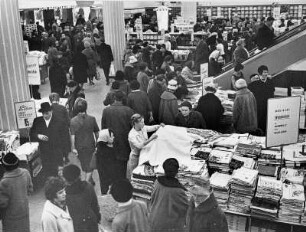 In einem der Hamburger Karstadt Kaufhäuser herrscht Hochbetrieb. In der Textilabteilung wird nach Schnäppchen geschaut. Aufgenommen 1961