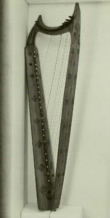 Harfe. Eisenach, Wartburg : Harfe. Alpenländisch, 2. Hälfte 15. Jahrhundert. Ahorn mit Einlegearbeiten aus farbigen Hölzern und Knochen; Höhe ca. 106 cm. Eisenach: Sammlung der Wartburg, Palas