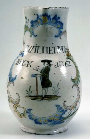 Birnkrug: Männliche Figur. Namenszug
