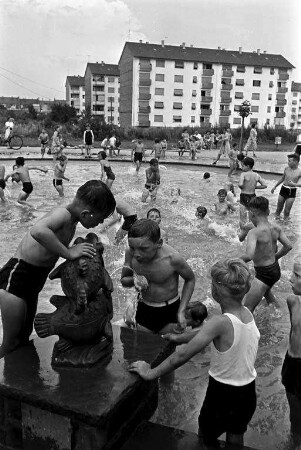 Badebetrieb im Planschbecken des neuen Kinderspielplatzes im Mühlburger Feld.