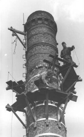 Schornsteinsetzer beim Bau eines Industrieschornsteines