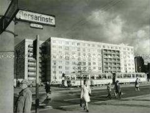 Blick von der Leninallee auf die Bersarinstraße in Berlin (Ost)