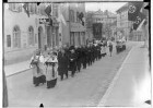 Fidelisfest in Sigmaringen 1936; Prozession in der Antonstraße, Geistliche mit Reliquien, u.a. dem silbernen Armreliquiar; am linken Bildrand Cafe Stumpp, im Hintergrund Prinzenpalais