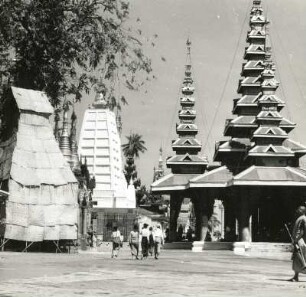 Myanmar (Burma), Rangoon (Rangun). Vor der Shwe-Dagon-Pagode (14. Jahrhundert)