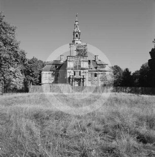 Hauptfassade von Schloss Klein-Kotzenau