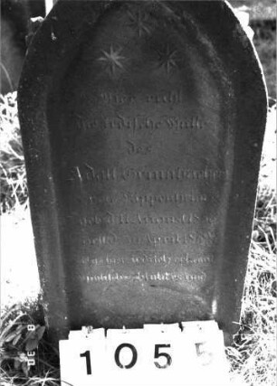 Grabstein 1055 (Index: 100098942) Maße HxBxT: 80x41x10 cm Symbolik: Blumenkranz Besonderheit: Kindergrab: Grabstein 1055 Detailaufnahme)