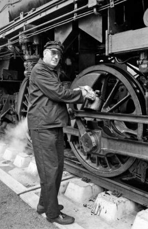 Schmalfeldt, Henning: Lokführer aus Ahrensburg bei seiner Arbeit an einer Oldtimer-Lokomotive, Baureihe 042 der Firma Borsig