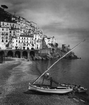Amalfi. Teilansicht der Stadt. Blick vom Hafen