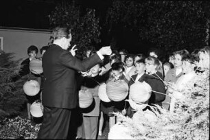 Freiburg: VdK Kinderchor mit Lampions singt im Garten des Oberbürgermeisters, Dirigent Trietschler