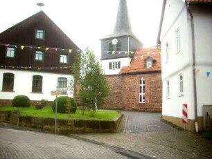 Ansicht von Norden mit Kirche (gegründet um Jahr 1200) in ehemaligem Kirchhof über Ortsseite