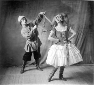 Coppelia. Ballett von Léo Delibes mit Ellen von Cleve-Petz als Swanilda, Walter Kreideweiß als Franz, Wilhelm Moy als Dr. Coppélius u. a. Staatsoper Dresden, Neueinstudierung 16.2.1925 unter Leitung von Fritz Busch (gemeinsam mit "Abu Hassan"; Choreographie: E. Cleve-Petz). Fotografie (Negativabzug auf Papier) von Ursula Richter