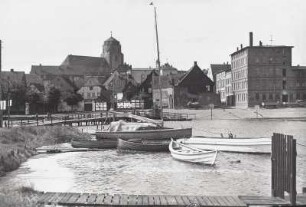 Wolgast, Stadt : Wolgast. Häuser an der Amazonenbrücke und Petrikirche. Blick über den Hafen an der Spitzhörner Bucht