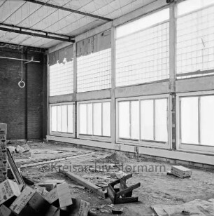 Dörfergemeinschaftsschule: Neubau: Innenansicht der Turnhalle im Rohbau: vorn Baumaterial