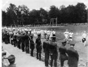 Soldaten bei einem Sportfest hinter der Front