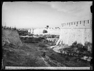 Rhodos, alte Stadtmauer mit Graben