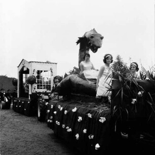 Karpfenfest: Umzug: Festwagen, drei Damen mit Seeschlange: dahinter Festwagen mit Laube, 8. Oktober 1961