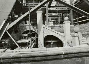 Baustelle Ständehaus, Bauphase Substanzsicherung / Wiederaufbau Dach. Treppenhaus Ostflügel mit Treppenende im 1. Dachgeschoss, Ansicht von außen (vom Gerüst) : Dresden-Altstadt, Schloßplatz 1. Baustelle Ständehaus, Bauphase Substanzsicherung / Wiederaufbau Dach. Treppenhaus Ostflügel mit Treppenende im 1. Dachgeschoss, Ansicht von außen (vom Gerüst)