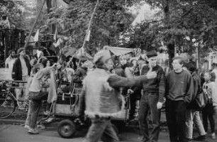 Kinderfest auf dem auf Initiative des Grafikers Manfred Butzmann errichteten Spielplatz (in der Mitte der Maler Martin Hoffmann ?)
