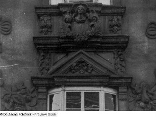 Bautzen, Reichenstraße 12. Wohnhaus mit Laden (um 1660, Fassadenschmuck 1720). Fassadendetail mit weiblicher Büste