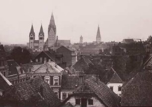 Paderborn, Stadt : Paderborn. Stadtansicht mit Benediktinerklosterkirche Abdinghof, Dom und Busdorfkirche und Katholische Gaukirche. Blick von Südwesten