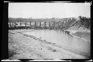 bei Tauroggen (=Tauragë, Bez. Tauragë, Litauen): unfertige Eisenbrücke über einem Fluss (Memel?) ("Brückenbau bei Tauroggen")